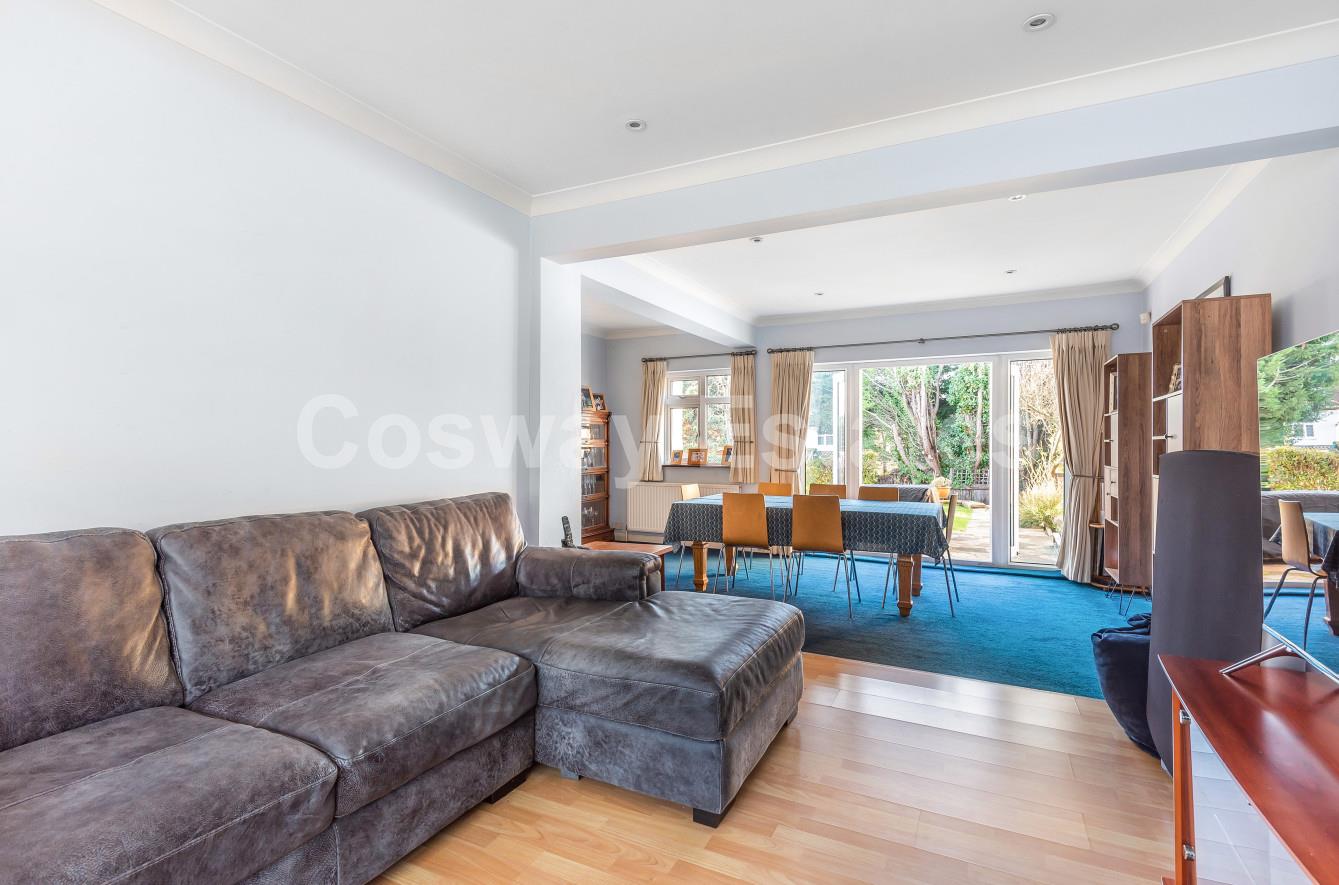 Lawrence Avenue, Mill Hill